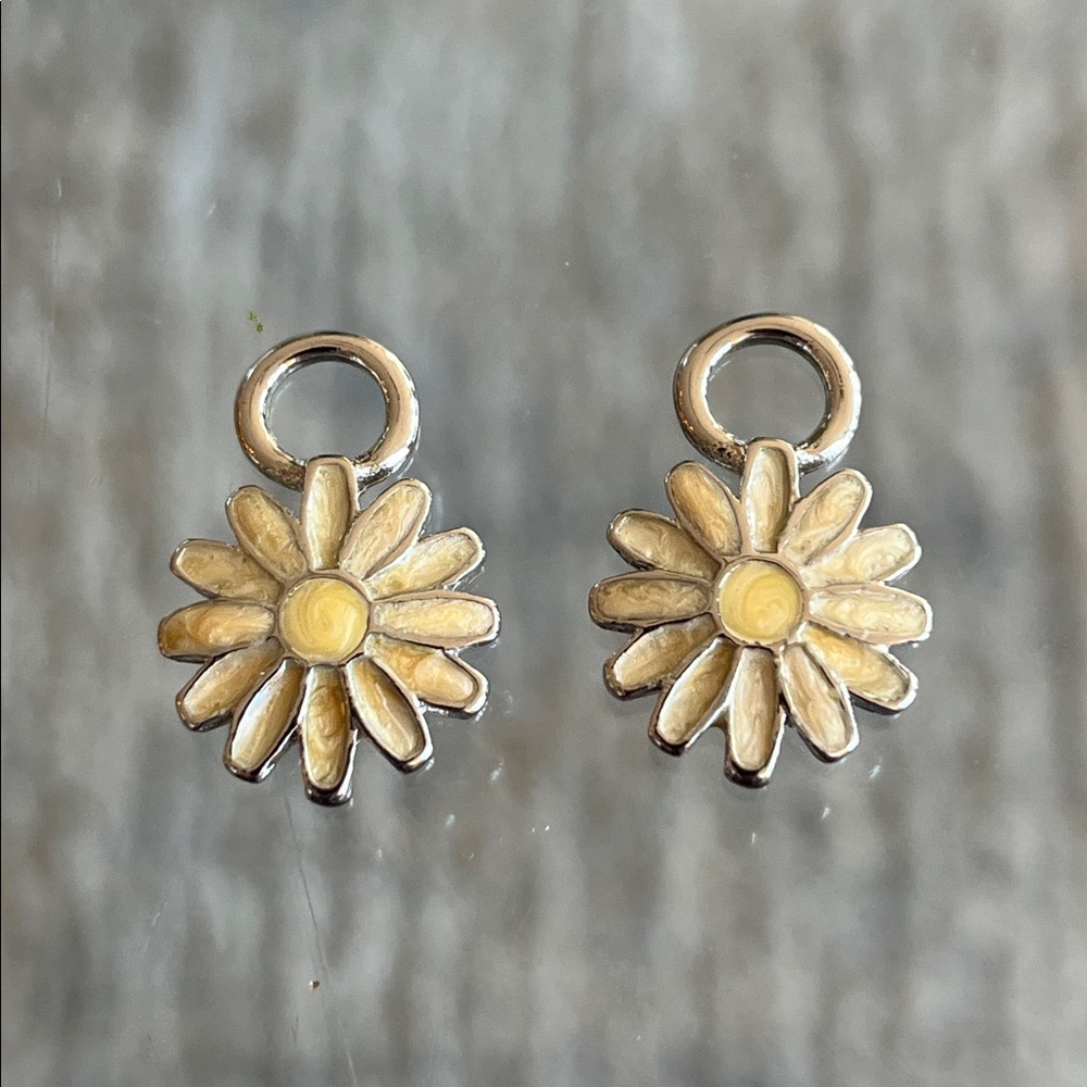 Vintage Earring Charms Cream Daisy
